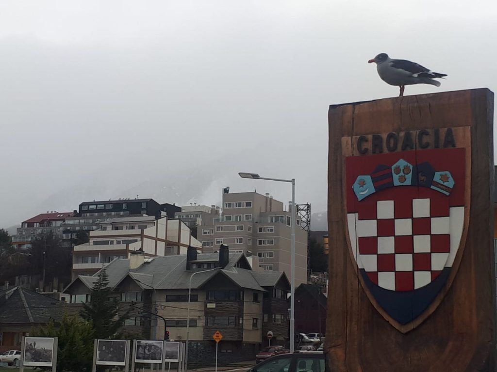 Renovación de banderas de la Plaza Croacia