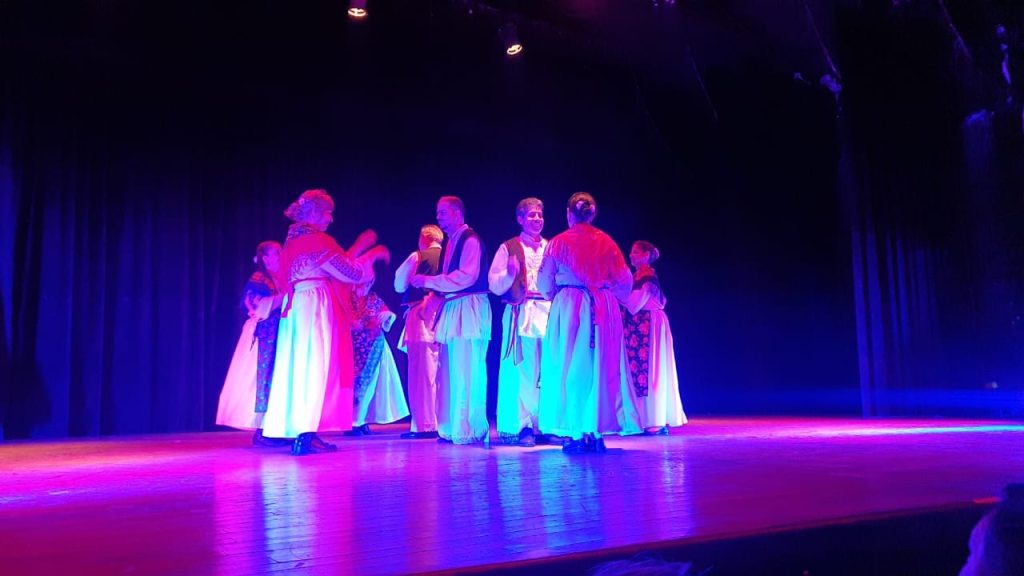Primeros bailes croatas en la Fiesta de las Colectividades de Ushuaia